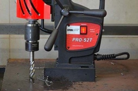 Tapping blind holes up to M20